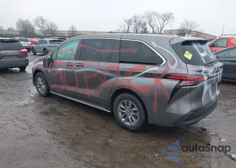 2021 Toyota Sienna Le z USA, uszkodzony, nr VIN 5TDKRKEC4MS046608